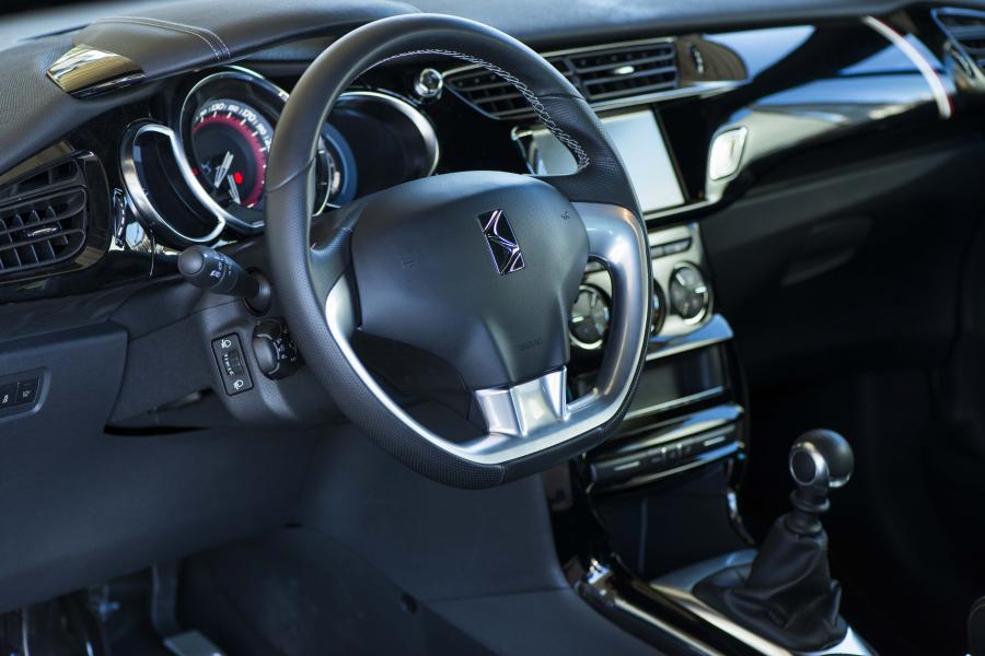 Интерьер DS 3 Performance 2016 года  (фото 30 из 35)